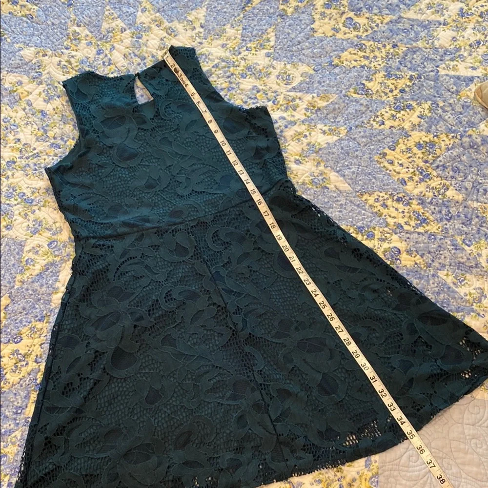 Elegant Green Lace Dress - Picture 3 of 3